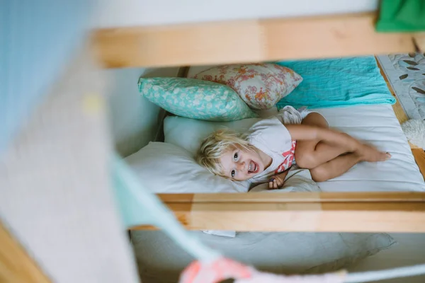 Schattig Beetje Blond Meisje Glimlachend Liggend Het Bed Bedekt Met — Stockfoto