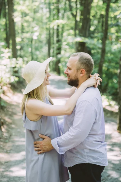幸せな愛のカップルの夏の公園でハグ — ストック写真
