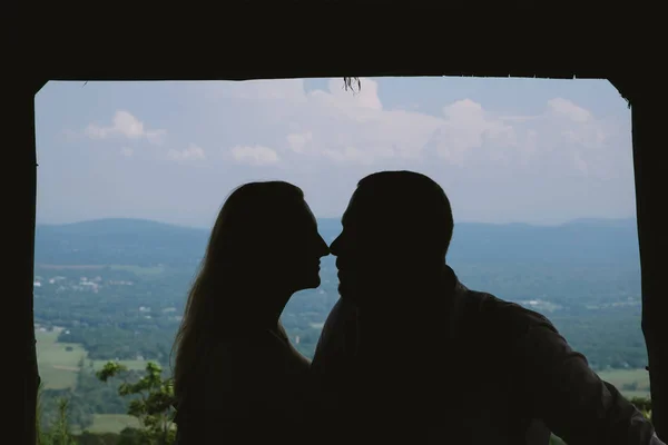 Felice Amore Coppia Baciare Sulla Riva Del Mare Silhouette — Foto Stock