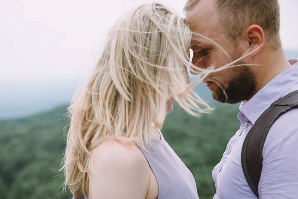 夏の風景に夫婦が幸せな愛 — ストック写真