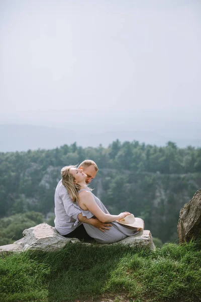 Happy Love Couple Looking Summer Landscape — Stock Photo, Image