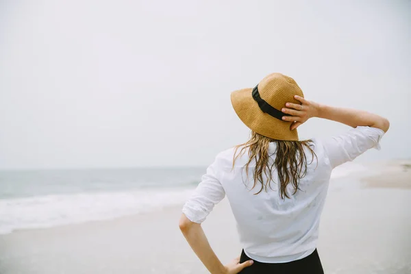 Hasır Şapka Rahatlatıcı Kumlu Plajda Güzel Genç Kadın — Stok fotoğraf