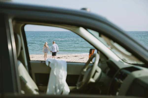 Happy Couple Walking Sea Beach View Car — Stock Photo, Image