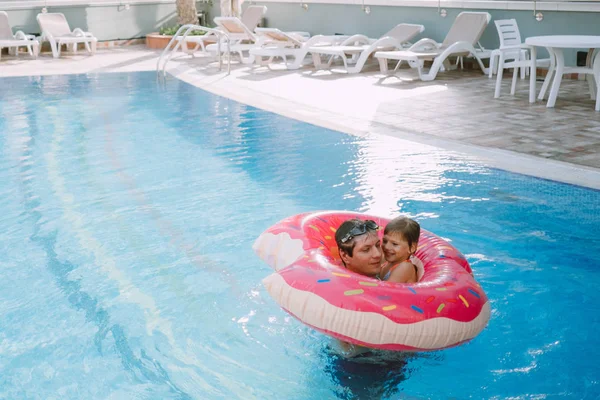 Отец Дочерью Плавает Надувным Пончиком Бассейне — стоковое фото