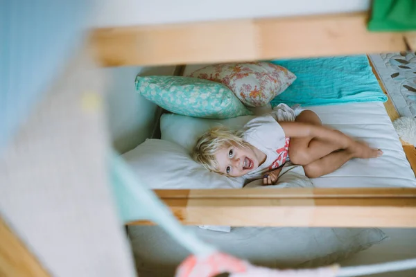 Schattig Beetje Blond Meisje Glimlachend Liggend Het Bed Bedekt Met — Stockfoto