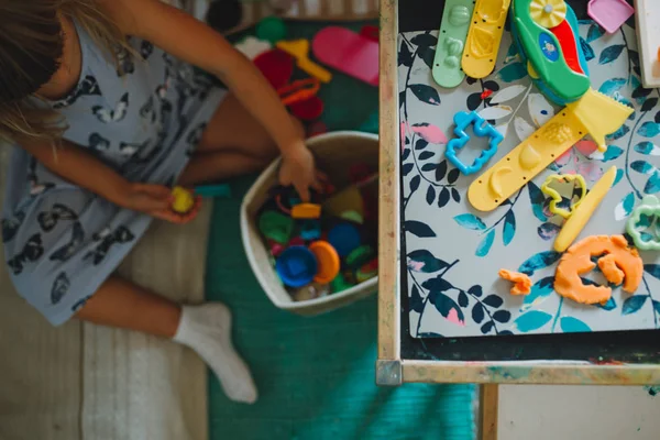 Menina Brincando Com Pla Massa Casa — Fotografia de Stock