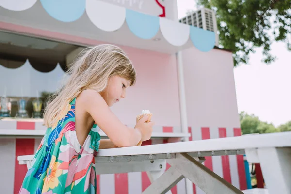 Carino Bambina Mangiare Gelato All Aperto — Foto Stock