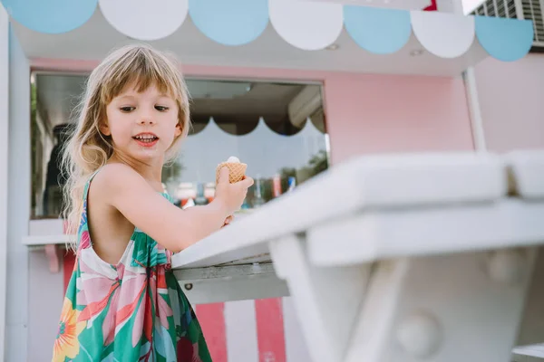 Carino Bambina Mangiare Gelato All Aperto — Foto Stock