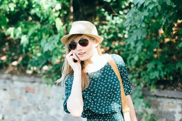 Hermosa Mujer Joven Hablando Por Teléfono Móvil Aire Libre — Foto de Stock