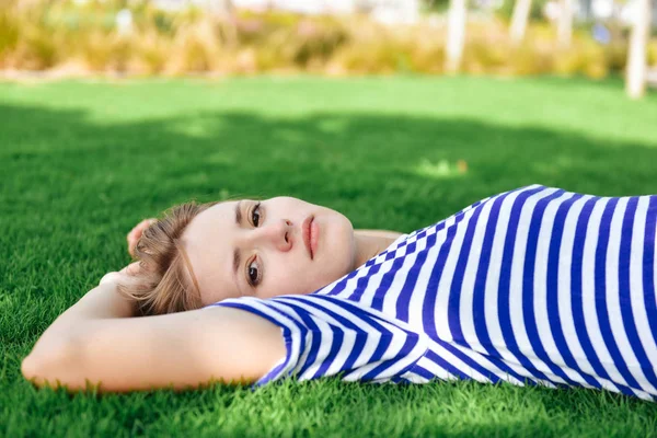 Mooie Jonge Vrouw Ontspannen Liggend Groen Gras Park — Stockfoto