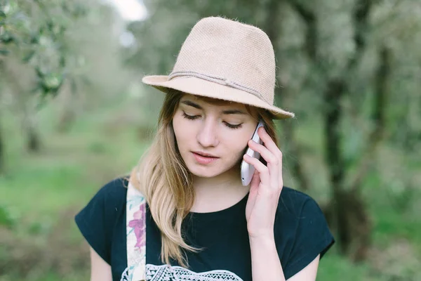 Hermosa Mujer Joven Hablando Por Teléfono Móvil Aire Libre — Foto de Stock