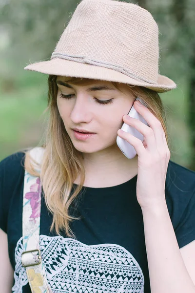 Piękna Młoda Kobieta Rozmowy Przez Telefon Komórkowy Zewnątrz — Zdjęcie stockowe