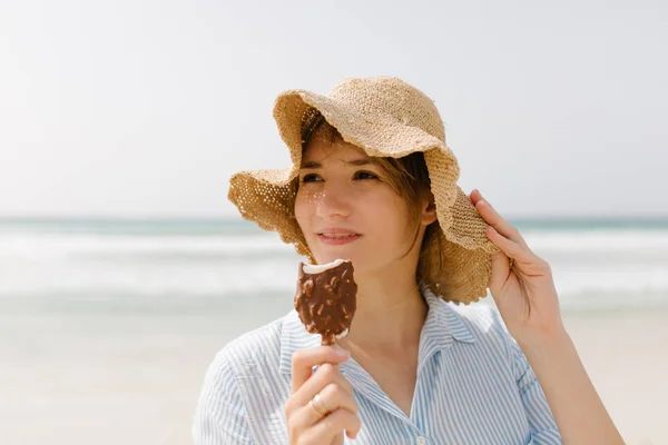 Beautiful Young Woman Eating Ice Cream Sunny Beach — Stock Photo, Image
