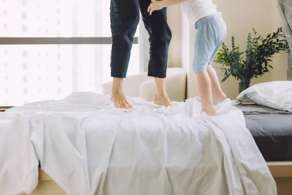 Anne Küçük Oğlu Evde Yatakta Atlama — Stok fotoğraf