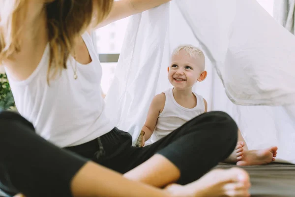 Sevgi Dolu Bir Aile Anne Yatak Odasında Bebeğiyle Oynuyor — Stok fotoğraf