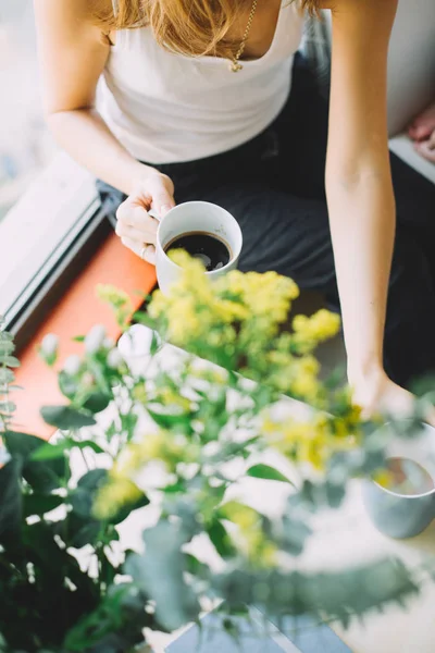 Tutup Tembakan Dengan Wanita Memegang Secangkir Kopi Rumah — Stok Foto