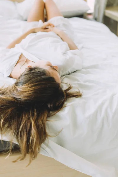 Retrato Jovem Bela Mulher Deitada Uma Cama Casa — Fotografia de Stock