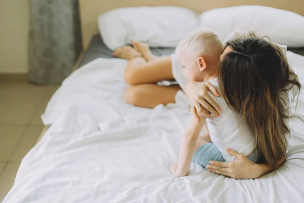 Feliz Familia Amorosa Madre Besando Bebé Dormitorio — Foto de Stock