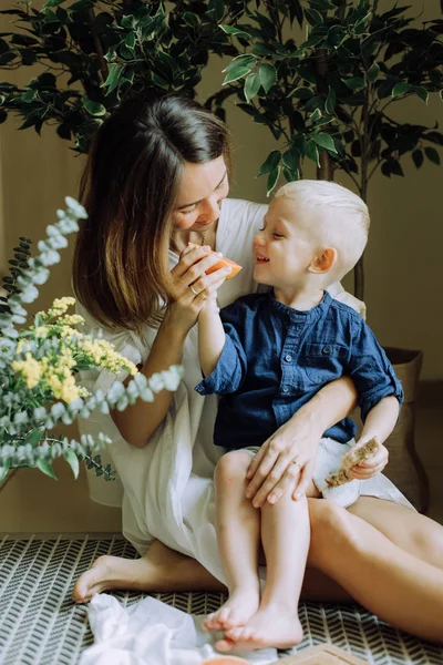 Mother Passing Half Grapefruit Her Little Son — Stock Photo, Image