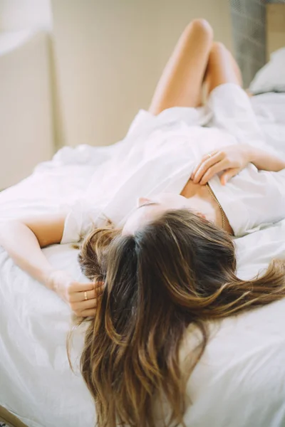 Retrato Jovem Bela Mulher Deitada Uma Cama Casa — Fotografia de Stock