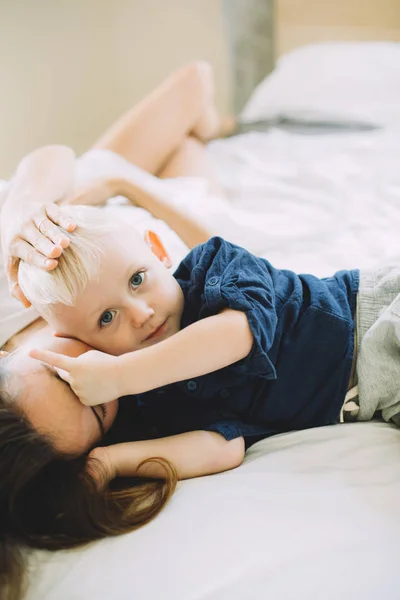 Lycklig Kärleksfull Familj Mor Leker Med Sitt Barn Sovrummet — Stockfoto