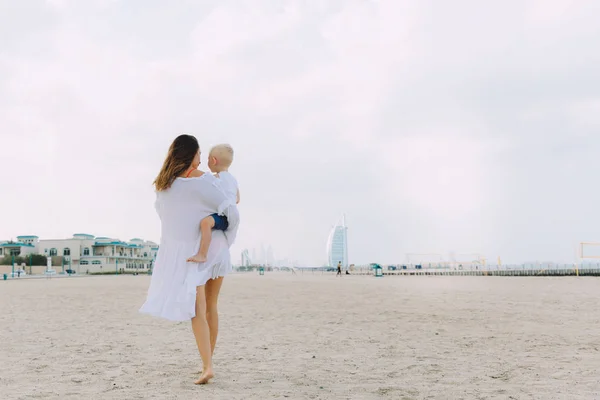 Jovem Mãe Filho Pequeno Feliz Praia Areia Dubai Emirados Árabes — Fotografia de Stock