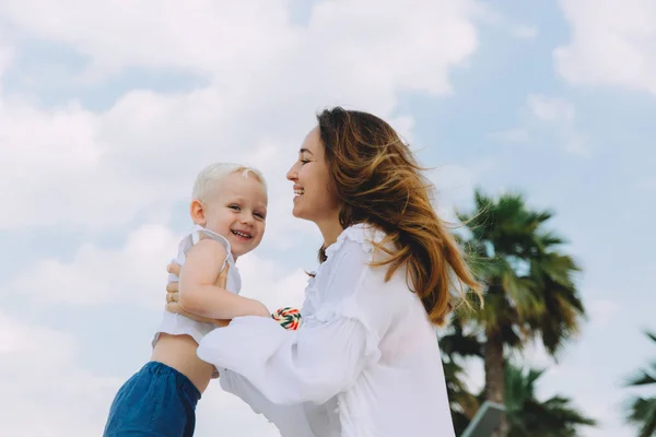 Young Mother Tossing Her Little Son Sky Beach — Stock Photo, Image