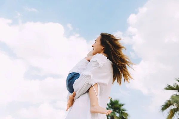 Genç Anne Mutlu Küçük Oğlu Beach Deki Dubai Birleşik Arap — Stok fotoğraf