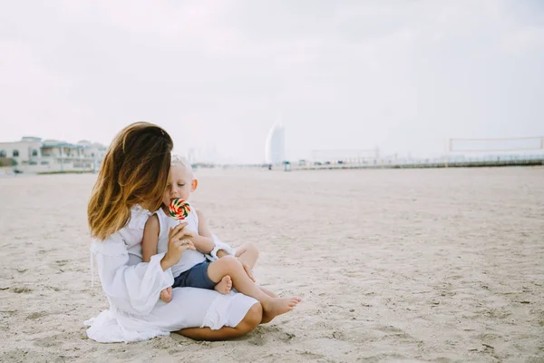 Jovem Mãe Filho Pequeno Feliz Praia Areia Dubai Emirados Árabes — Fotografia de Stock