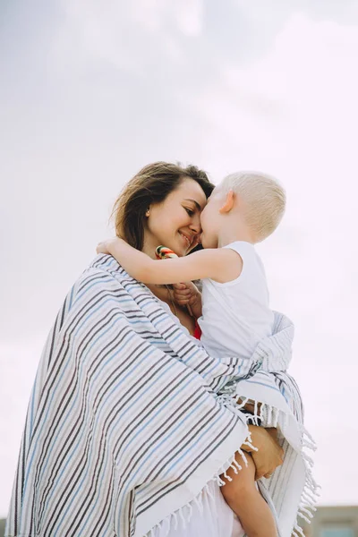 Young Mother Happy Little Son Sandy Beach Dubai Uae — Stock Photo, Image