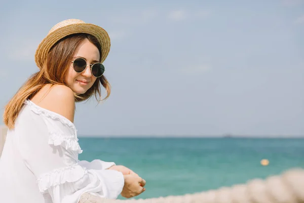 Young Woman Standing Beach Looking Camera — Stock Photo, Image
