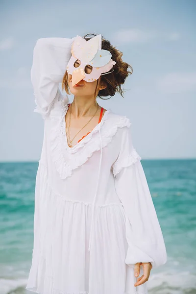 Junge Frau Mit Vogelmaske Steht Strand Und Lächelt — Stockfoto