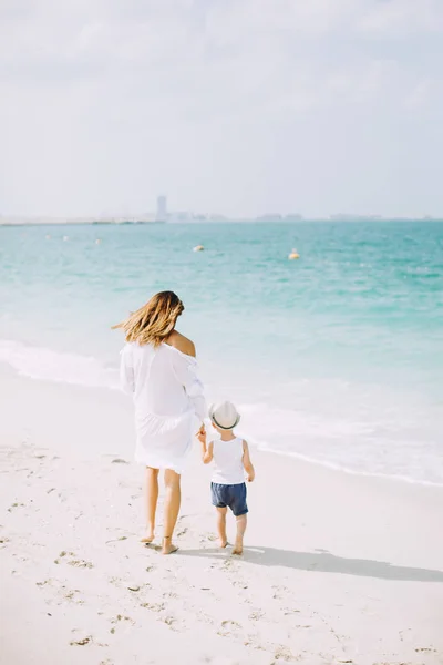 Молодая Мама Счастливый Маленький Сын Песчаном Пляже Дубае Оаэ — стоковое фото