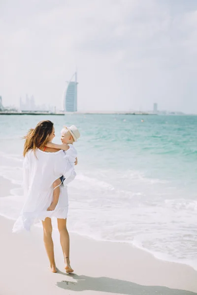 Молодая Мама Счастливый Маленький Сын Песчаном Пляже Дубае Оаэ — стоковое фото