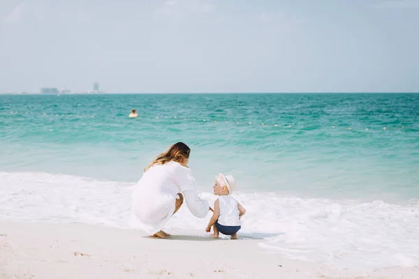 Jovem Mãe Filho Pequeno Feliz Praia Areia Dubai Emirados Árabes — Fotografia de Stock