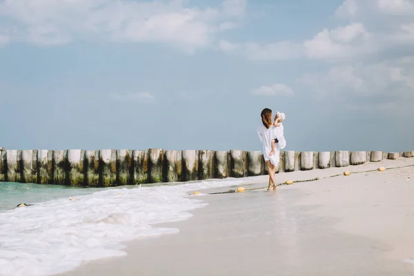 Genç Anne Dubai Bae Kumlu Plajı Nda Mutlu Küçük Oğlu — Stok fotoğraf
