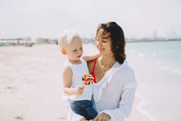 Νέοι Μητέρα Carring Τον Μικρό Γιο Στην Αμμώδη Παραλία Στο — Φωτογραφία Αρχείου