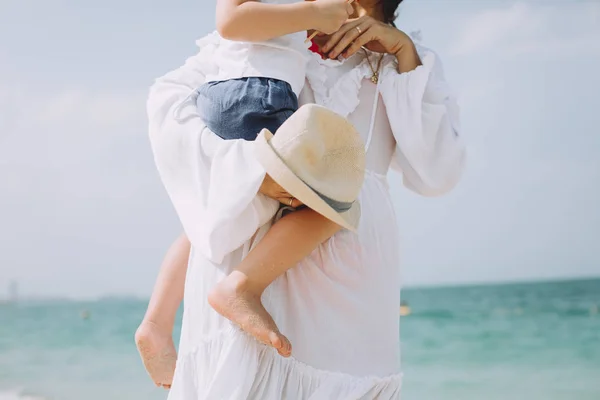 Молодая Мать Носит Своего Маленького Сына Песчаном Пляже Дубае Оаэ — стоковое фото