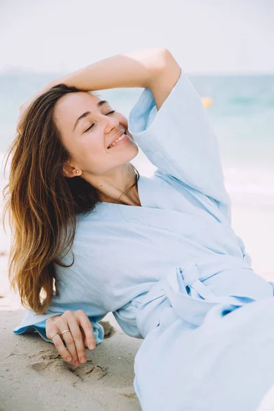 Portrait Young Beautiful Woman Blue Cotton Dress Relaxing Sandy Beach — Stock Photo, Image