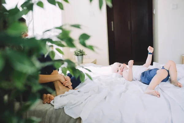 Ibu Dan Anak Berbaring Tempat Tidur Dengan Linen Putih — Stok Foto