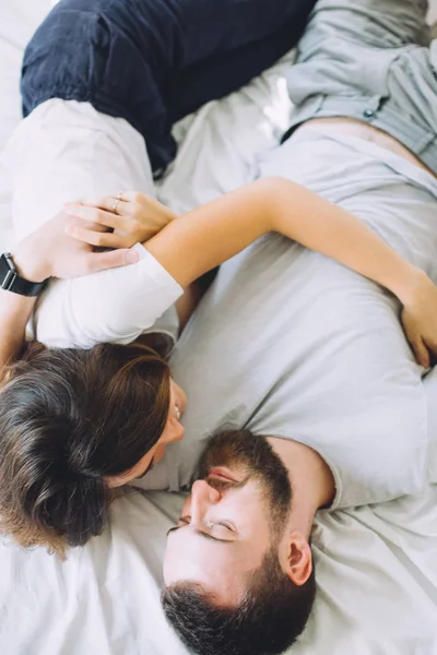 Woman Man Lying Bed Hugging Happy Young Couple — Stock Photo, Image