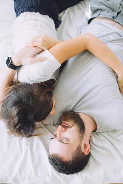 Woman Man Lying Bed Hugging Happy Young Couple — Stock Photo, Image