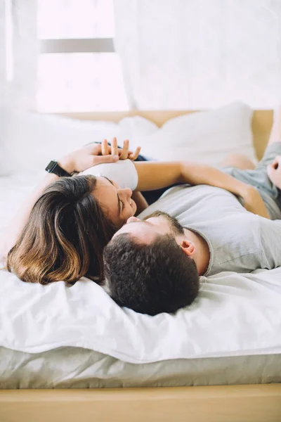 Kadın Erkek Yatakta Mutlu Genç Çift — Stok fotoğraf