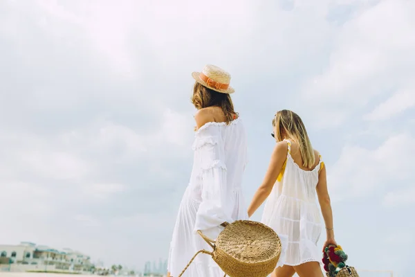 Beautiful Young Women Walking Beach Sunny Day — Stock Photo, Image