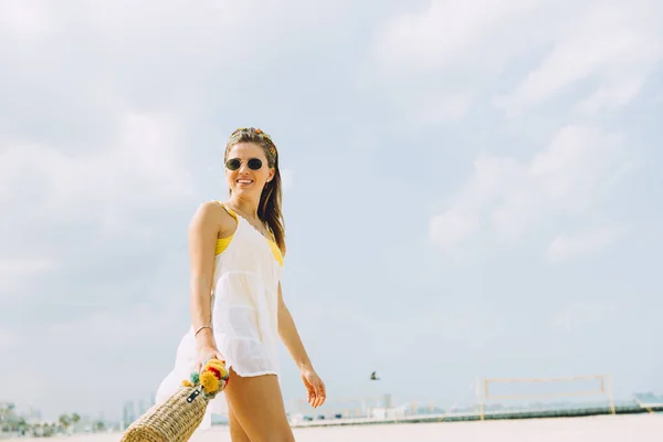 Beautiful Woman Sunglasses Relaxing Beach Sunny Day — Stock Photo, Image