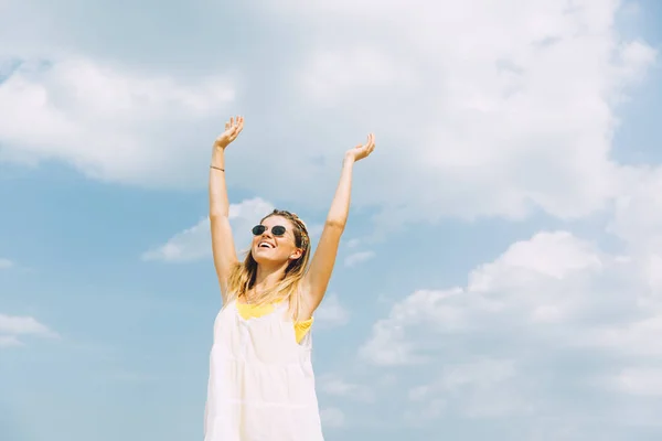 Mooie Vrouw Ontspannen Zonnebril Strand Een Zonnige Dag — Stockfoto