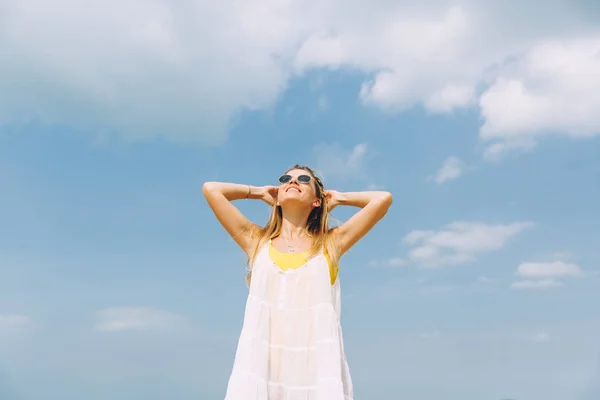 Όμορφη Γυναίκα Γυαλιά Ηλίου Χαλαρώνοντας Στην Παραλία Μια Ηλιόλουστη Ημέρα — Φωτογραφία Αρχείου