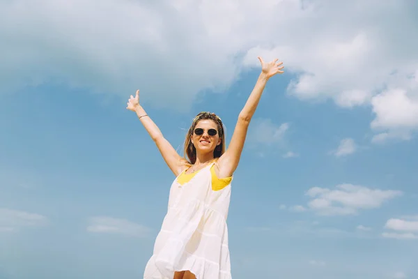 Beautiful Woman Sunglasses Relaxing Beach Sunny Day — Stock Photo, Image