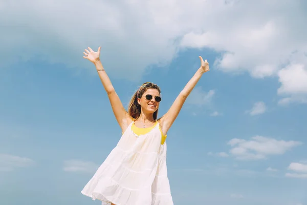 Beautiful Woman Sunglasses Relaxing Beach Sunny Day — Stock Photo, Image