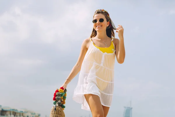 Beautiful Woman Sunglasses Relaxing Beach Sunny Day — Stock Photo, Image